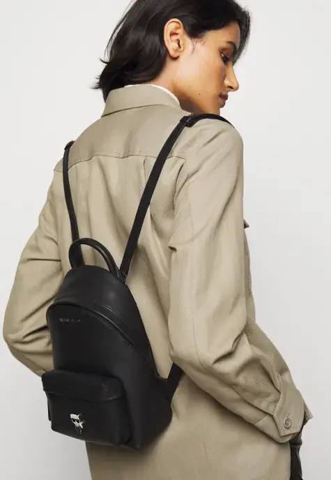 zwarte-handback-ladies-Calvin-Klein-designer portfolio